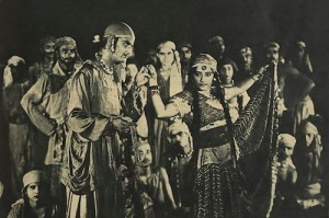 Still from <i>Karwan-e-Hayat</i> (Premankur Atorthy, 1935). Leading lady Rattan Bai was a prototype for sultry Bollywood villainesses and the matriarch of a celebrated film family. Wikimedia Commons