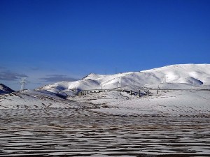 Qinghai Railway between Golmud and Tanggula Pass. Michel Royon/Wikimedia Commons